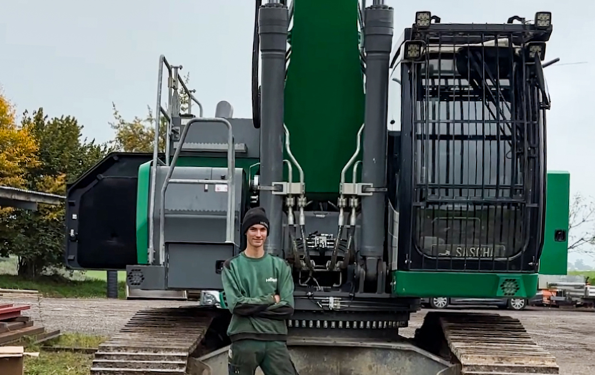 Land- und Baumaschinenmechatroniker bei der Reparatur eines Fahrzeugs